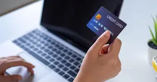 ক্রেডিট কার্ড নির্ভরতা: ঋণের চক্রে জড়িয়ে পড়ার আশঙ্কা, ব্যাংক বলছে দায় গ্রাহকেরই